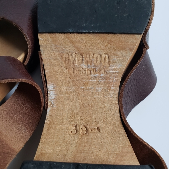 Cydwok | Leather Thong Wooden Sandals - Picture 10 of 12